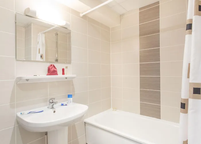 Les Gens De By Popinns Hotel 2*