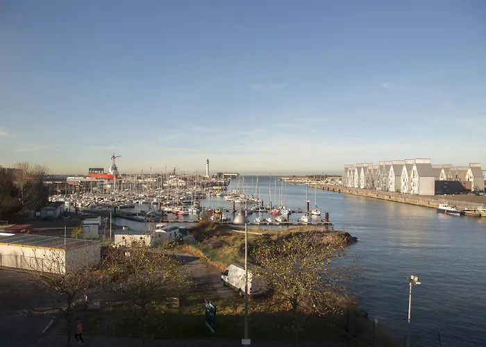 Les Gens De By Popinns Hotel