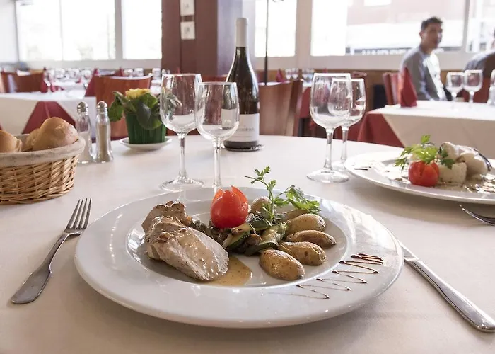 Les Gens De By Popinns Hotel